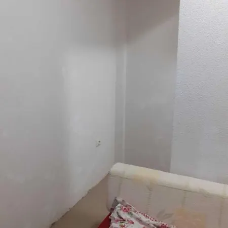 самостоятелна с душ с вход от тротоара на 3 мин пеш от автогара Apartament Warna