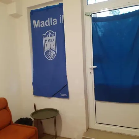 самостоятелна с душ с вход от тротоара на 3 мин пеш от автогара *