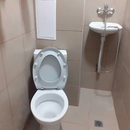 самостоятелна с душ с вход от тротоара на 3 мин пеш от автогара Apartamento